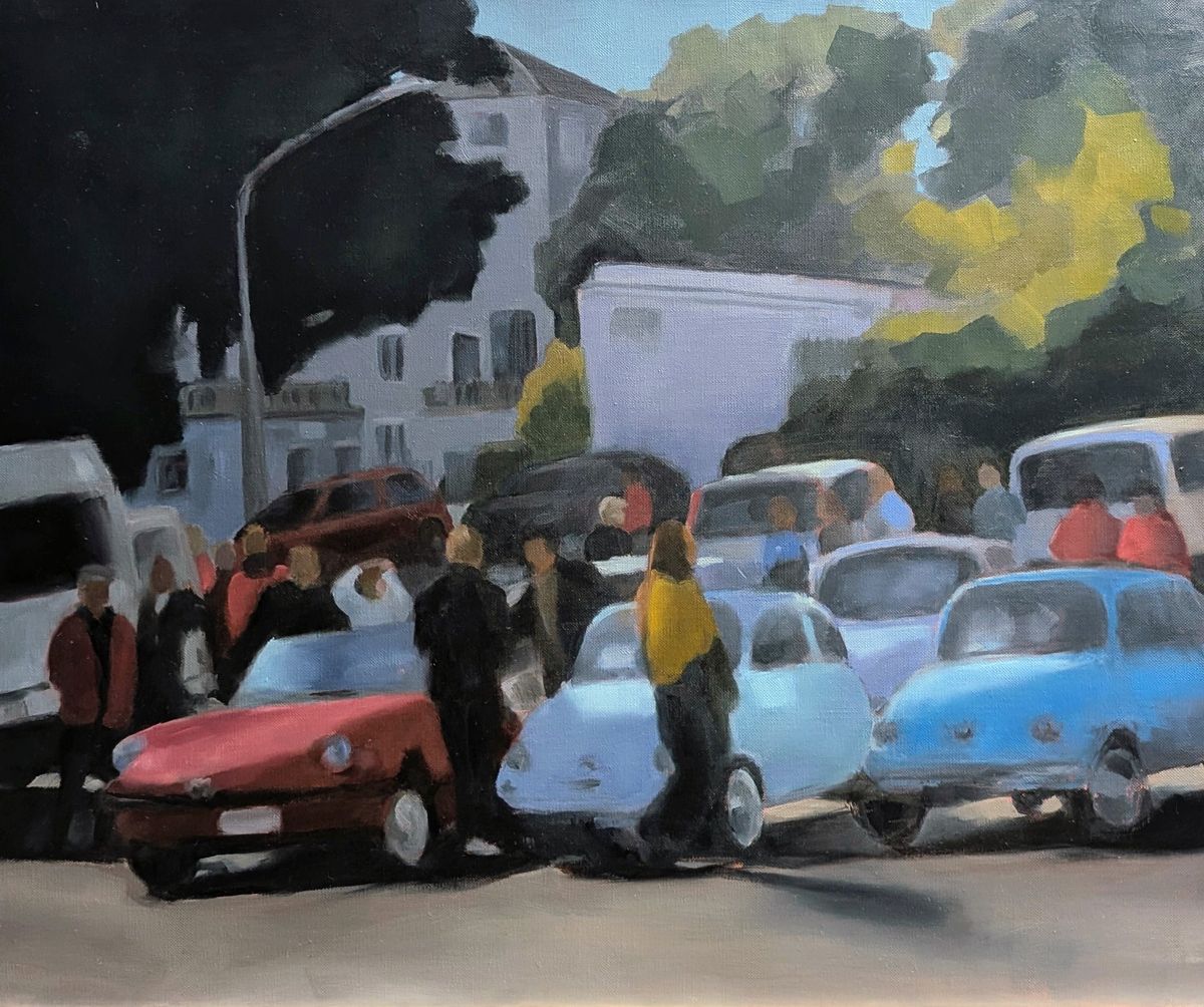 Assembramento – foule et voitures anciennes colorées rassemblées sur une place, huile sur toile de Claire Potié