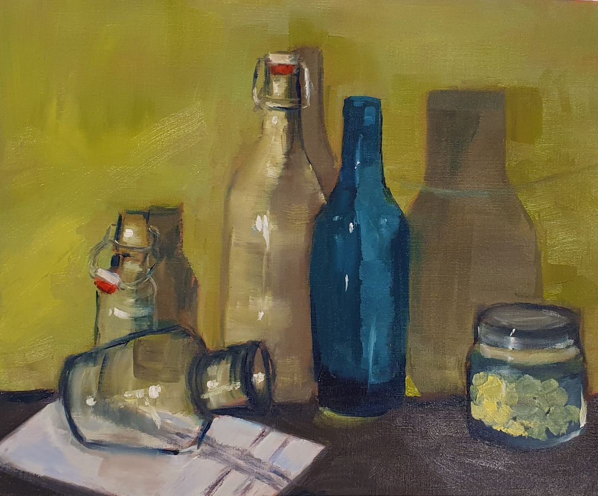 Bouteilles et verre – bouteilles en verre et bocal sur fond vert, huile sur toile de Claire Potié