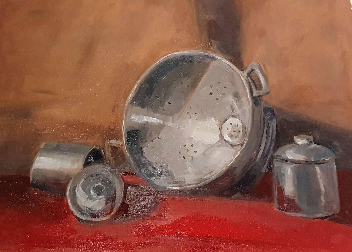 Fer blanc sur fond rouge – passoire et objets en fer blanc sur fond rouge, huile sur toile de Claire Potié