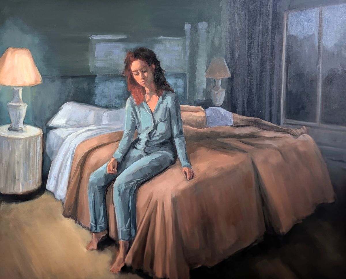 La nuit remue – jeune femme en pyjama assise au bord d'un lit, la nuit, à la lueur d'une lampe, huile sur toile de Claire Potié