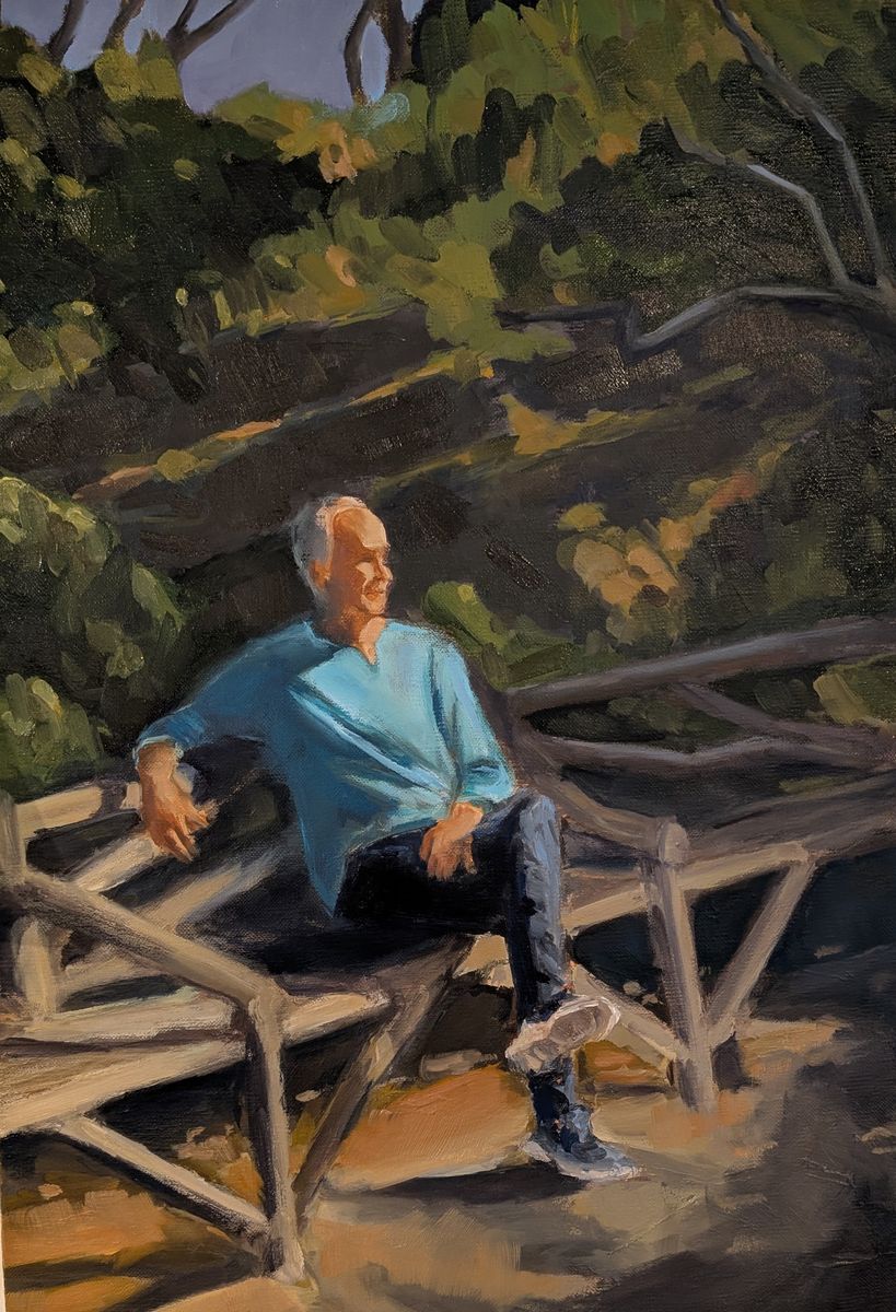 Le banc – homme aux cheveux gris assis sur un banc de bois en forêt, huile sur toile de Claire Potié