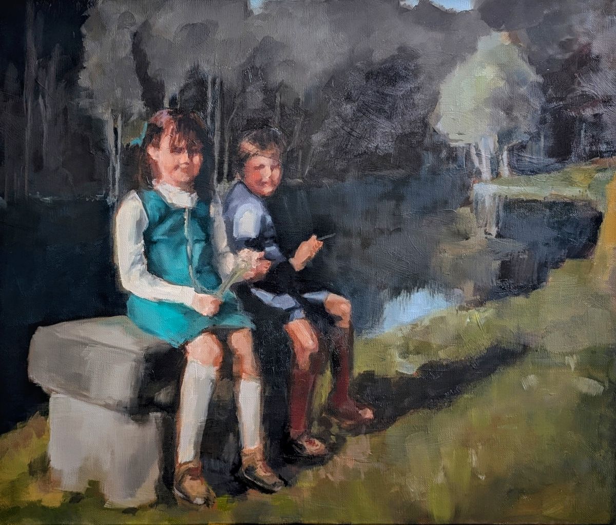 Les enfants sages – deux enfants assis sur un banc de pierre au bord d'un étang, huile sur toile de Claire Potié