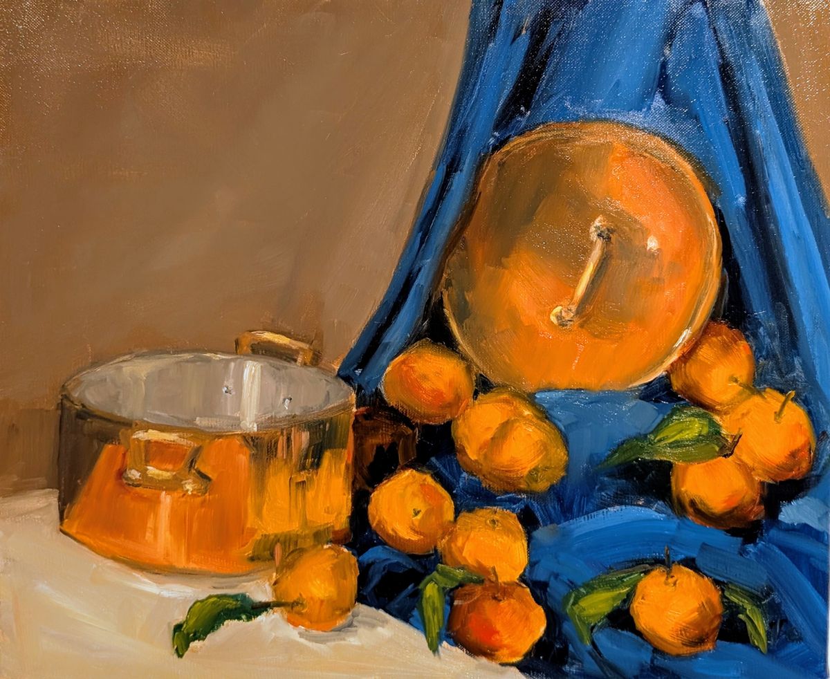 Nature morte aux mandarines – mandarines et casseroles en cuivre sur un drapé bleu, huile sur toile de Claire Potié