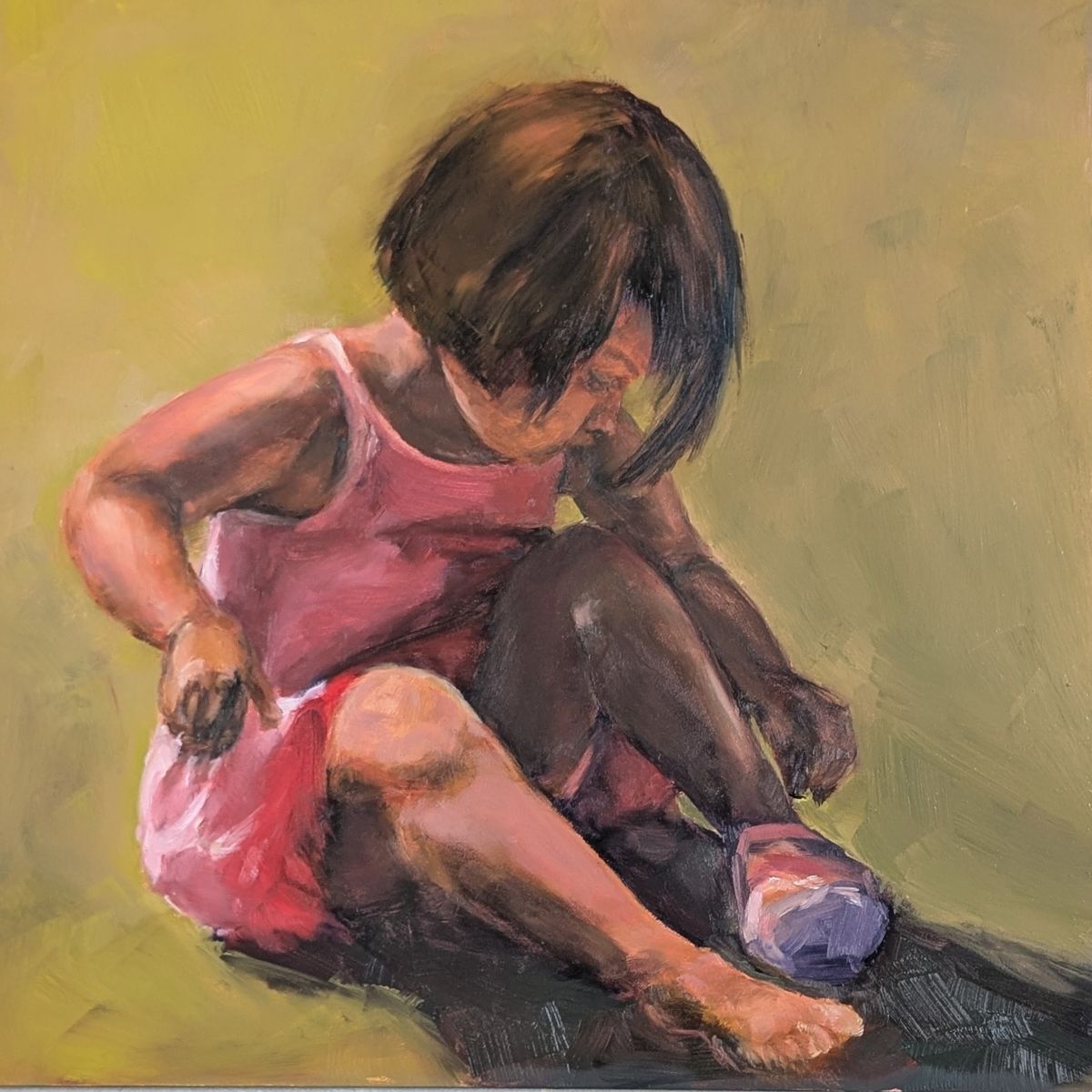 Petite fille à la sandale – petite fille en robe rose attachant sa sandale, huile sur panneau de bois de Claire Potié